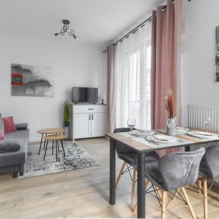 Apartment M&r Airport&business Wynalazek - Fast Wi-fi - Underground Garage - Self Check-in - Netflix - 6 Min From Chopin Airport Warsaw