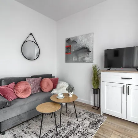 M&r Airport&business Wynalazek - Fast Wi-fi - Underground Garage - Self Check-in - Netflix - 6 Min From Chopin Airport Warsaw
