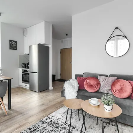 M&r Airport&business Wynalazek - Fast Wi-fi - Underground Garage - Self Check-in - Netflix - 6 Min From Chopin Airport Apartment
