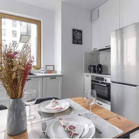 M&r Airport&business Wynalazek - Fast Wi-fi - Underground Garage - Self Check-in - Netflix - 6 Min From Chopin Airport * Warsaw