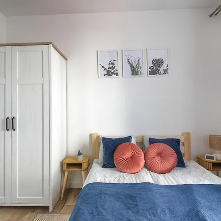 M&r Airport&business Wynalazek - Fast Wi-fi - Underground Garage - Self Check-in - Netflix - 6 Min From Chopin Airport