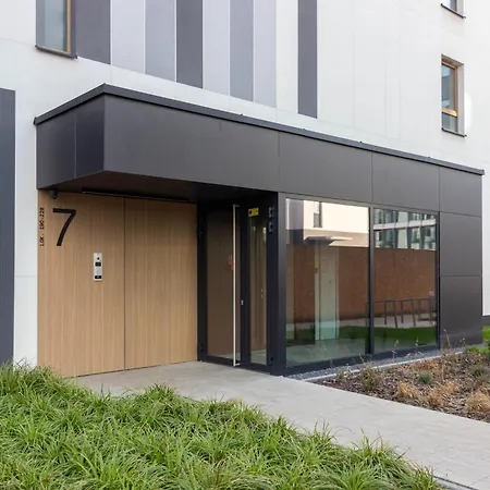 M&r Airport&business Wynalazek - Fast Wi-fi - Underground Garage - Self Check-in - Netflix - 6 Min From Chopin Airport Warsaw