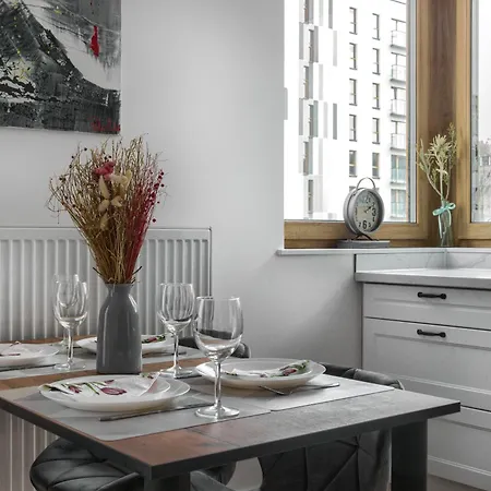 Apartment M&r Airport&business Wynalazek - Fast Wi-fi - Underground Garage - Self Check-in - Netflix - 6 Min From Chopin Airport Warsaw