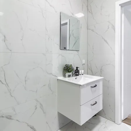 M&r Airport&business Wynalazek - Fast Wi-fi - Underground Garage - Self Check-in - Netflix - 6 Min From Chopin Airport