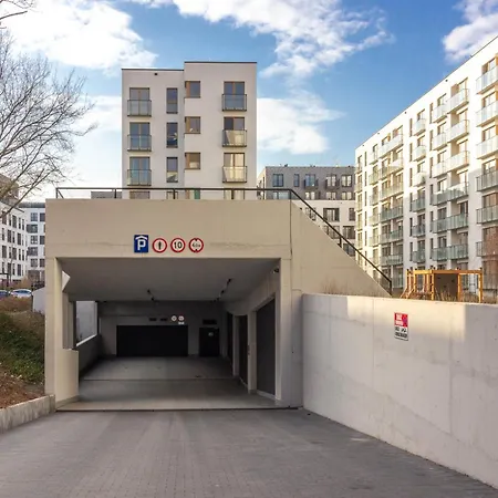M&r Airport&business Wynalazek - Fast Wi-fi - Underground Garage - Self Check-in - Netflix - 6 Min From Chopin Airport Apartment Warsaw