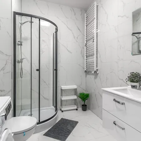 M&r Airport&business Wynalazek - Fast Wi-fi - Underground Garage - Self Check-in - Netflix - 6 Min From Chopin Airport