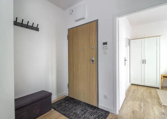 M&r Airport&business Wynalazek - Fast Wi-fi - Underground Garage - Self Check-in - Netflix - 6 Min From Chopin Airport 아파트 *