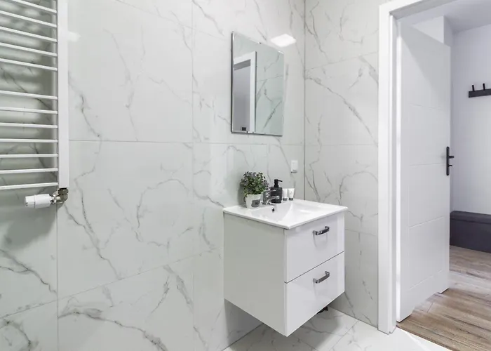 M&r Airport&business Wynalazek - Fast Wi-fi - Underground Garage - Self Check-in - Netflix - 6 Min From Chopin Airport