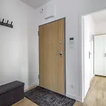 M&r Airport&business Wynalazek - Fast Wi-fi - Underground Garage - Self Check-in - Netflix - 6 Min From Chopin Airport Apartmán *