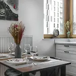Apartmán M&r Airport&business Wynalazek - Fast Wi-fi - Underground Garage - Self Check-in - Netflix - 6 Min From Chopin Airport Varšava