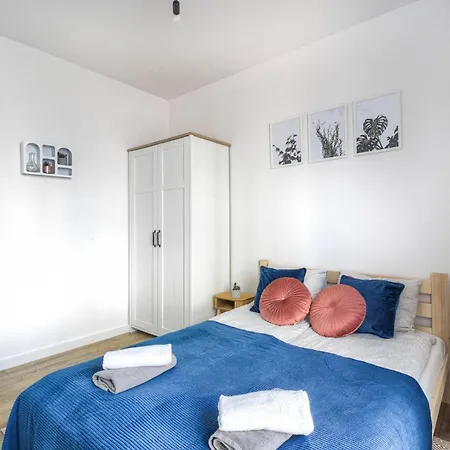 Apartmán M&r Airport&business Wynalazek - Fast Wi-fi - Underground Garage - Self Check-in - Netflix - 6 Min From Chopin Airport