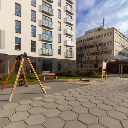 Apartmán M&r Airport&business Wynalazek - Fast Wi-fi - Underground Garage - Self Check-in - Netflix - 6 Min From Chopin Airport