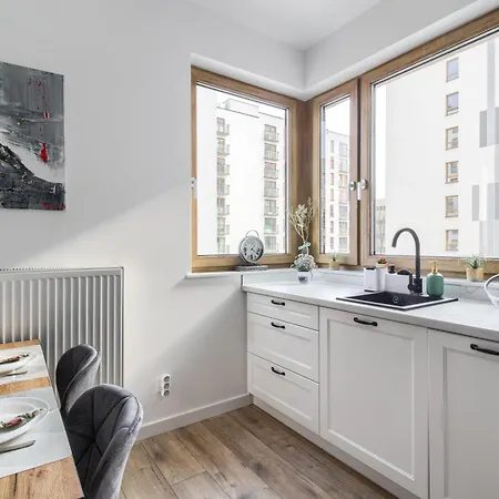 M&r Airport&business Wynalazek - Fast Wi-fi - Underground Garage - Self Check-in - Netflix - 6 Min From Chopin Airport *