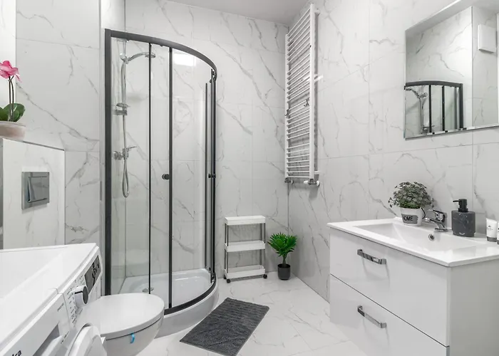 M&r Airport&business Wynalazek - Fast Wi-fi - Underground Garage - Self Check-in - Netflix - 6 Min From Chopin Airport