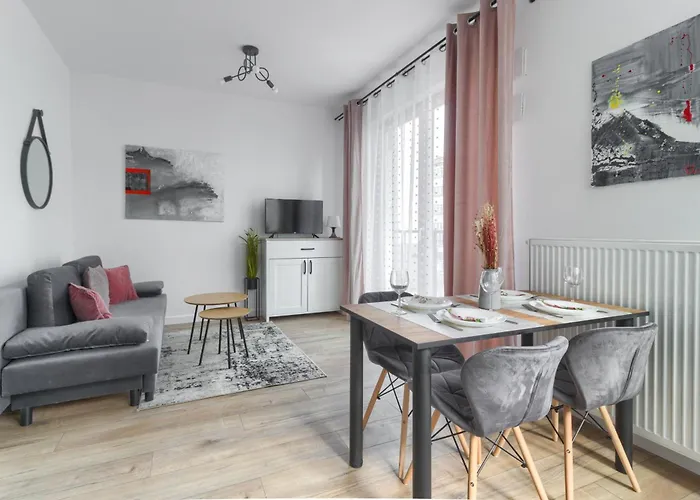 Apartment M&r Airport&business Wynalazek - Fast Wi-fi - Underground Garage - Self Check-in - Netflix - 6 Min From Chopin Airport Warsaw