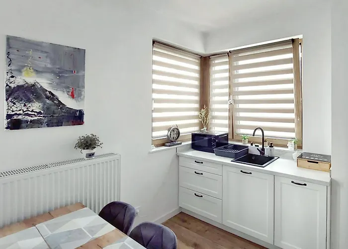 Apartment M&r Airport&business Wynalazek - Fast Wi-fi - Underground Garage - Self Check-in - Netflix - 6 Min From Chopin Airport *